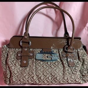 A beautiful Guess purse with tides emblem.